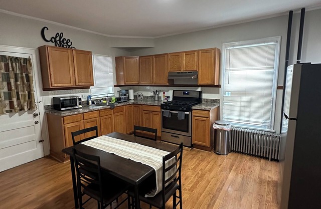 1st Floor Unit in New Brunswick. Walkable distance to everything!