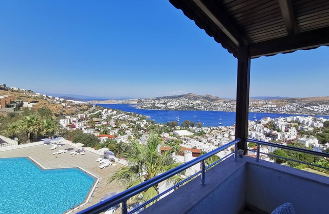 2+1 with pool and sea view