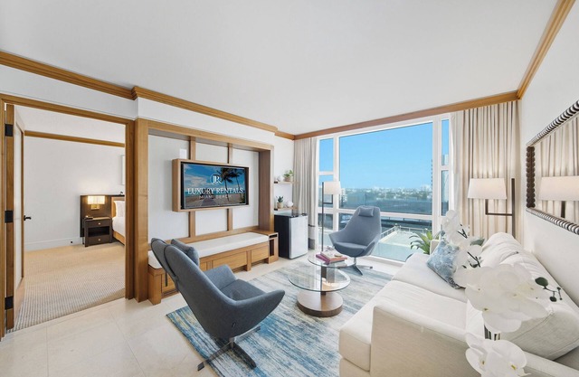 2/2 City Skyline View Private Residence at Carillon Resort