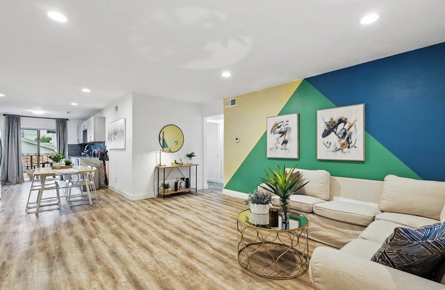 2-BD/2-BA Apartment w Pool & Patio (30+ days)