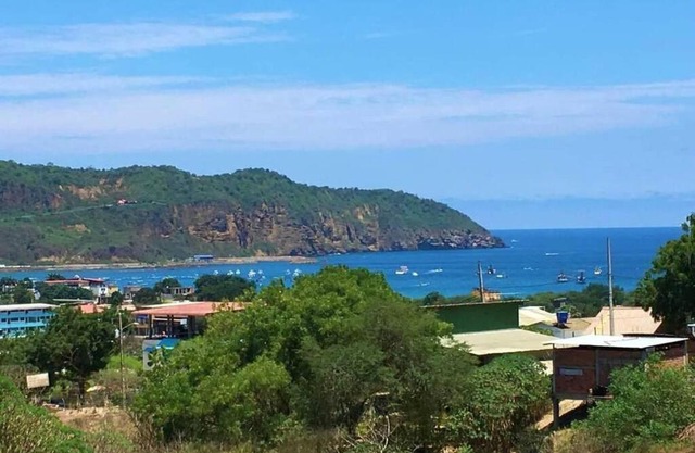 2 Bdrm, 2 Bthrm House near beach, Prkng, Hot Water