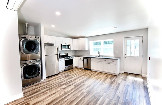 2 Bdrm Apt w King Size Bed, 3 Work Desk, & More in welcoming Philadelphia!