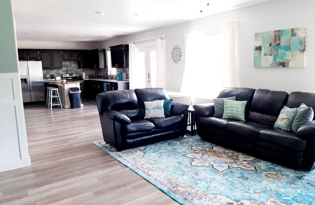 2 Bed/1 Bath daylight basement apartment-perfect for families!