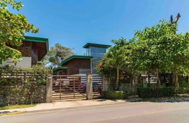 2 bed/2 bath condo- walk to Playa Bejuco- 10am check-in