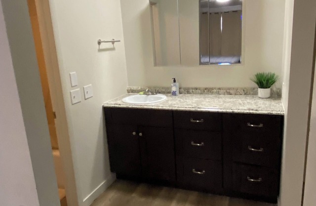 2-bed 2-bath family friendly apt in lovely Green River will sleep 7.