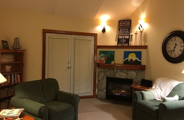 2 bed/2 bath-Great ski access and very close walk to Village