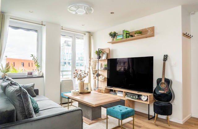 2-Bed Apartment - Sleeps 4, AirCon & Central Links