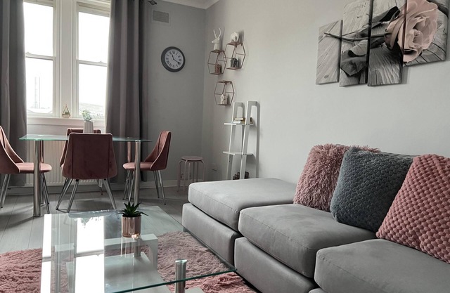 2 Bed Flat - Sleeps 4 - Garden - Parking - Wifi