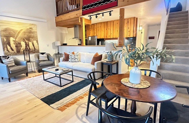 2 Bed Remodeled Deluxe Mtn. Loft Minutes from Skiing JHMR