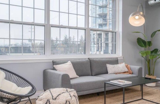 2 bed work desk close to Brant St Pier GO station