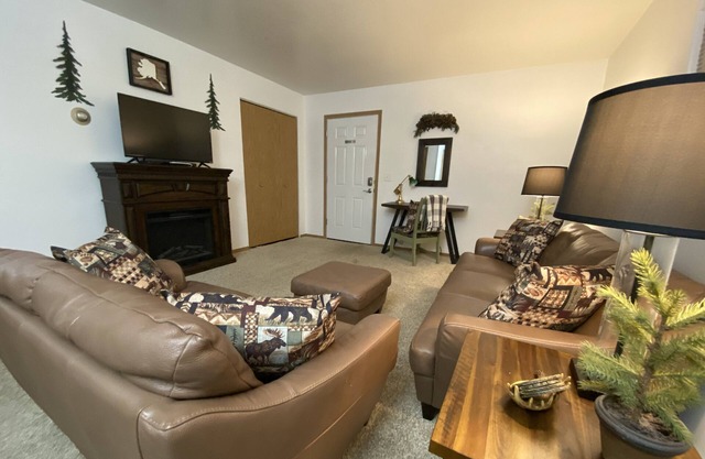 2 bedroom, 1 bath quiet lodge close to town with forest views!