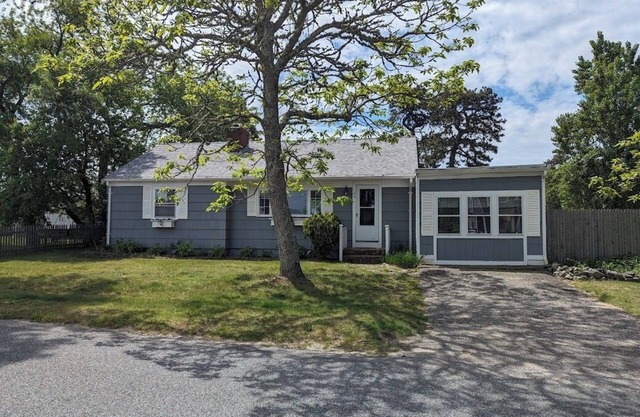 2 Bedroom, 2 Bath, 1100 sqft, sun porch, eat in kitchen, Washer/Dryer, Gas Grill