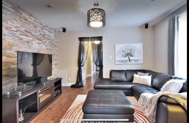 2 bedroom 2 bath, 2 balconies condo with free parking & Hi speed WIFI