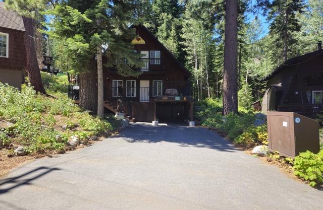 2 bedroom, 2 bath, sleeps 6 adults. West End of Donner Lake DLR#011