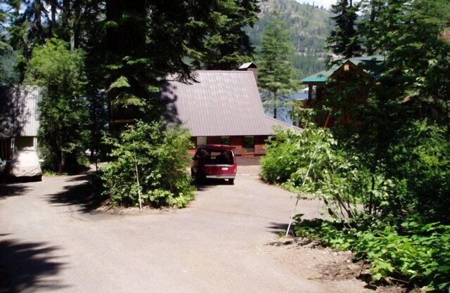 2 bedroom, 2 bath, sleeps 6. Donner Lakefront with private dock DLR#033