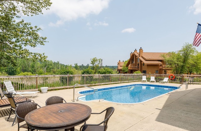 2 bedroom 2 full baths, PRIVATE heated pool, sleeps 6, Near LAKES, Schuss course