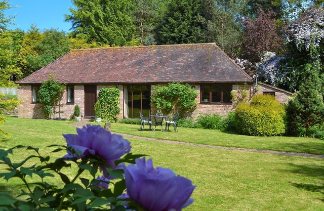 2 bedroom accommodation in Ewhurst Green, near Bodiam