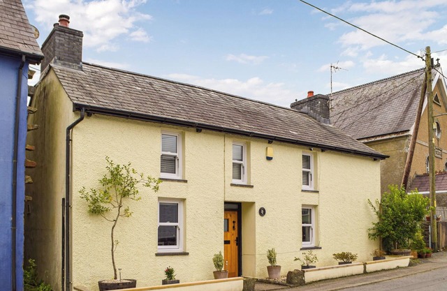 2 bedroom accommodation in Cwrt-newydd