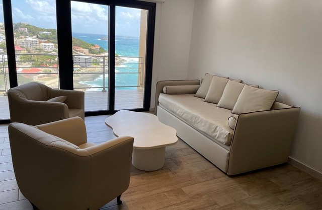 2-bedroom apartment, sea view terrace in marvelous Point Blanche, 2 BA, AC, WIFI