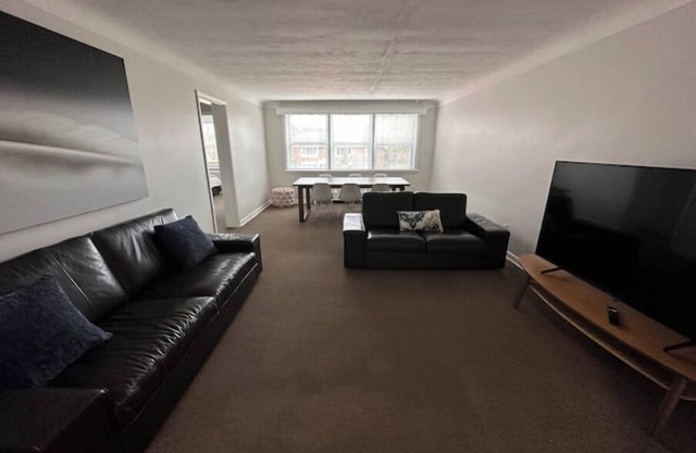 2 Bedroom Apartment steps to downtown Burlington and waterfront.