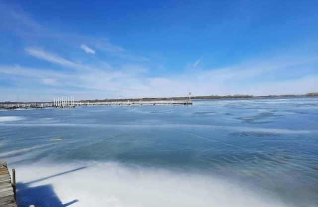 2 Bedroom Cottage 100 yards to water. Dock & Ramp.