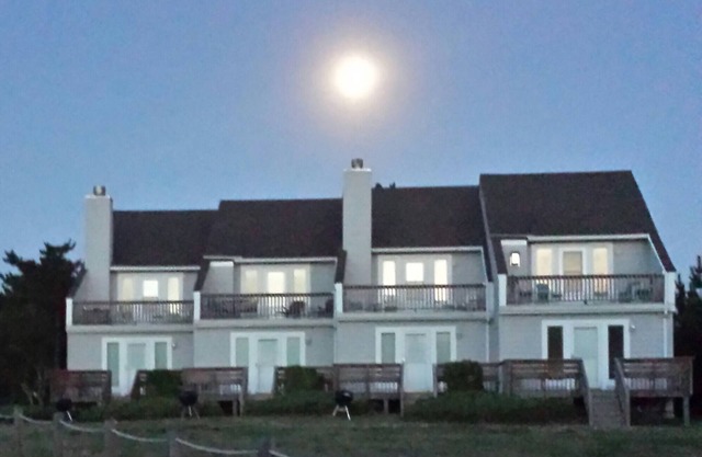 2 bedroom condo, 200 yard from sound and 400 yard from beach located in Duck Nc.