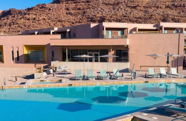 2-bedroom condo in amazing Moab with fitness room, WiFi, AC