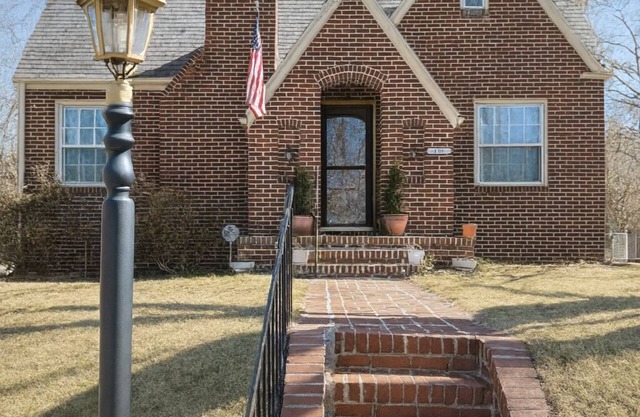 2 bedroom cottage in d-town Farmville, walking distance to Longwood University.