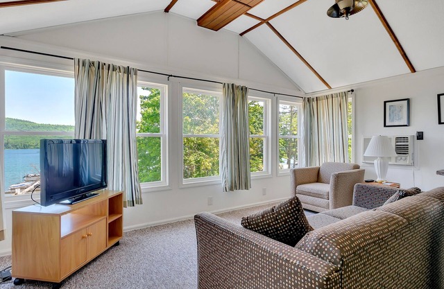 2 Bedroom Cottage with amazing views of Otsego Lake