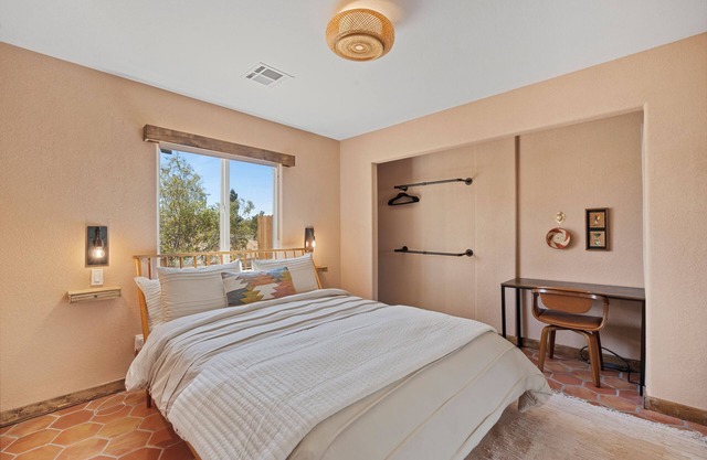 2-bedroom Desert Adobe Casita with WiFi, AC, Yard - Walk to Joshua Tree village