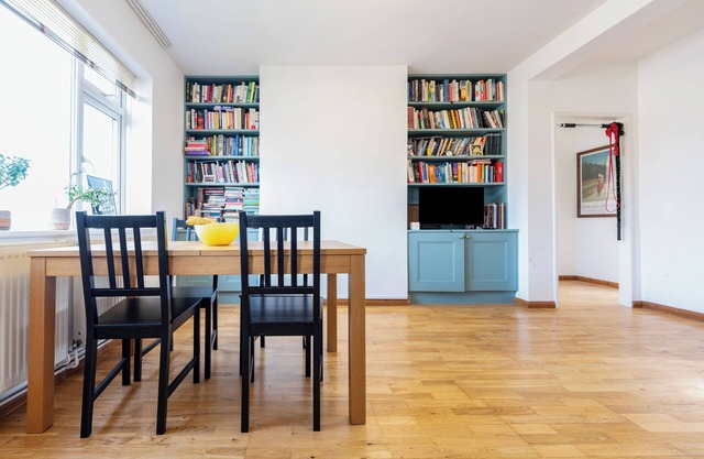 2 bedroom flat in Hackney, London. Next to several stations and restaurants