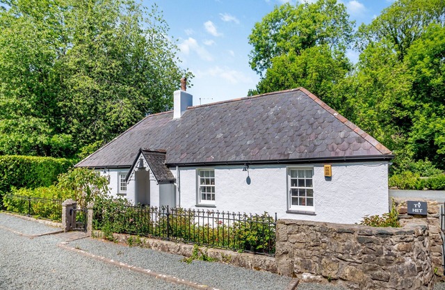 2 bedroom accommodation in Llanfairpwllgwyngyll, Anglesey