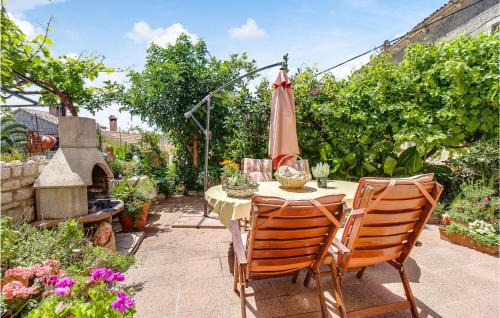 2 Bedroom Gorgeous Apartment In Cunski