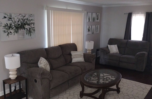 2-bedroom house close to the Cleveland Clinic Main Campus w/fireplace and a den