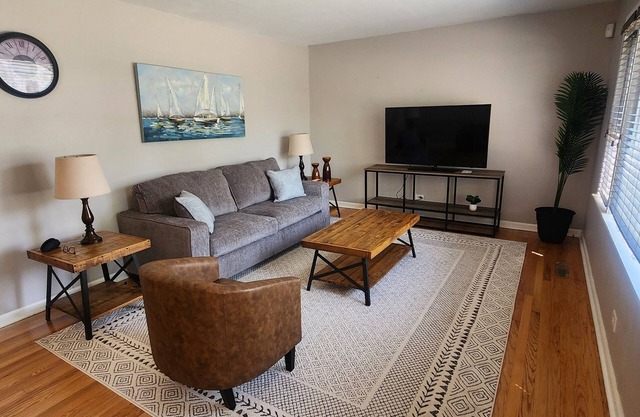 2-bedroom house in peaceful Waukegan with WiFi, AC