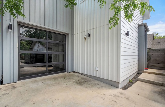 2-bedroom house in pleasant Austin with fitness room, AC, WiFi close to DT