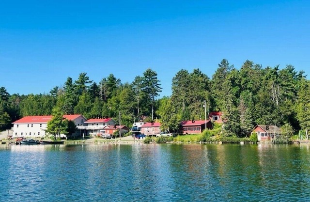 2 bedroom lakefront cabin on Crow Lake #6 Bull Moose Lodgen