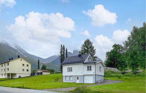 2 Bedroom Lovely Home In Innfjorden
