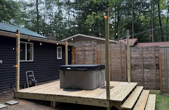 2-bedroom pet friendly Lake Huron cabin with Hot Tub, Sauna in Greenbush