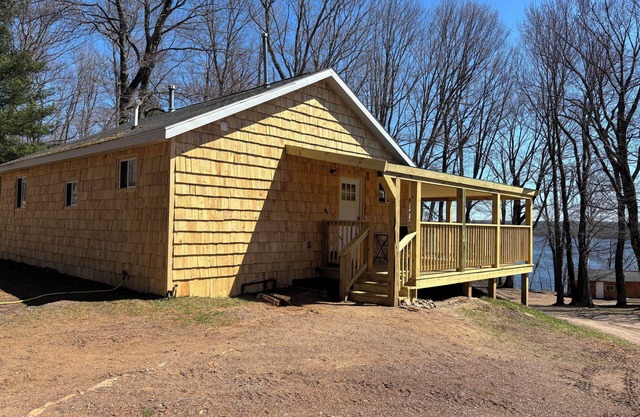 2 bedroom pet friendly cabin on beautiful lakefront property