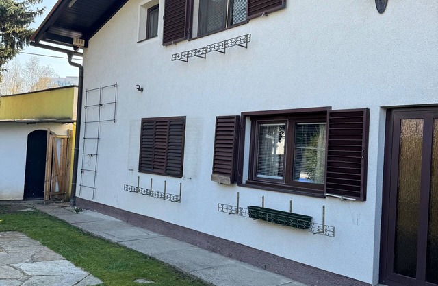 2 Bedrooms, 2 Baths House with a Living Room & an Upstairs Reception rea