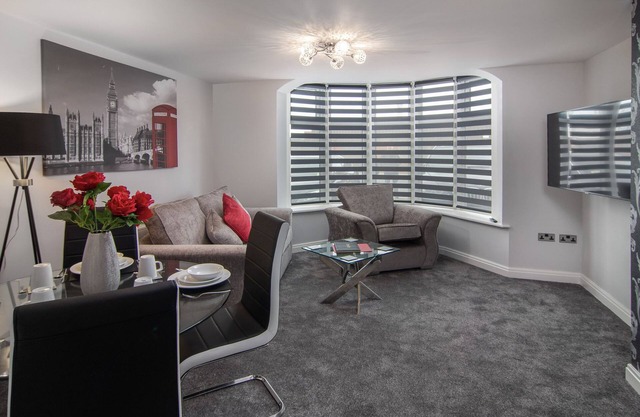 2 Bedrooms Sleeps 7 Near Top Blackpool Attractions