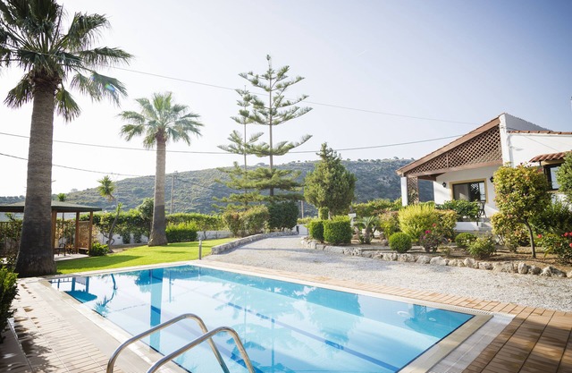 2 bedrooms+studio, ideal for kids, 36m² pool, 2.500m² garden, 2,5km from town