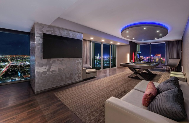 2 Bedrooms- Stunning Strip View- Pool Table- Retro Arcade-3 King Beds-38th Floor
