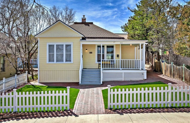 2 blocks to Downtown Square !