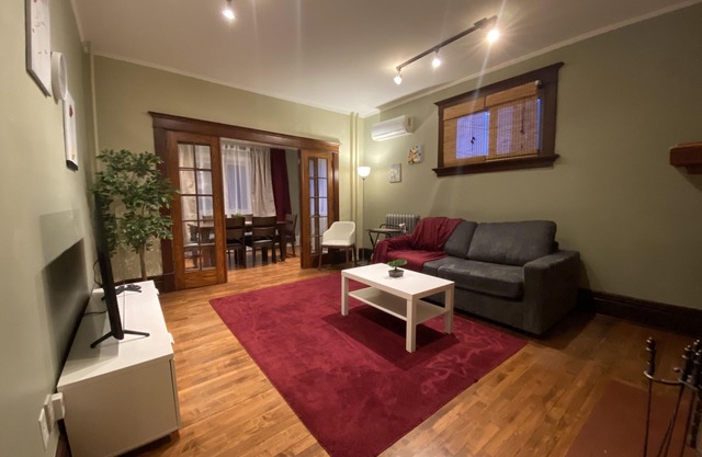 2 Br/3 beds with free parking, wifi and much more