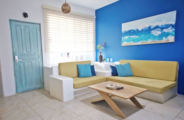 2 BR - Fast Internet, King beds, AC, Near beach w/Pool
