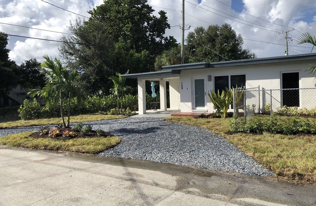2 BR house, Great Location!