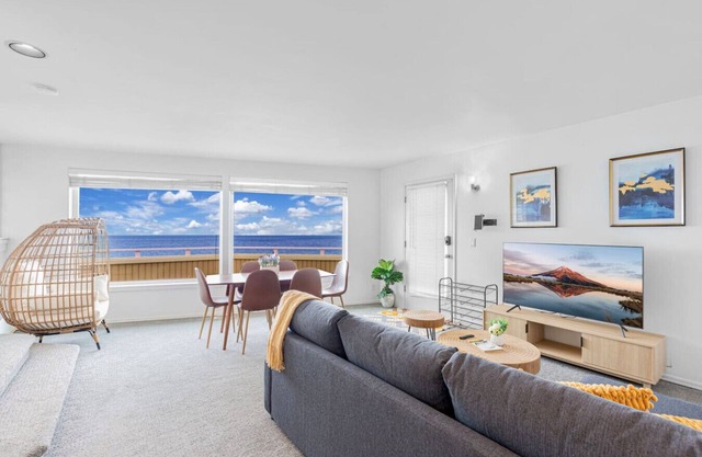 2 BR Unit w/ Mesmerizing Water View @Oak Harbor