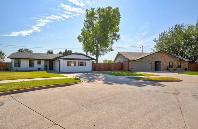 2 Clean and Updated Homes for Large Families in Moore